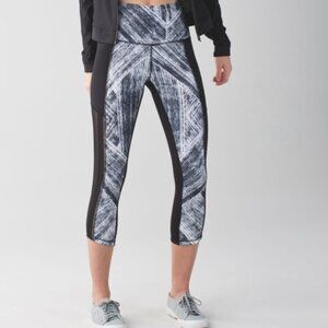 Lululemon Hot To Street Crop Leggings in Heat Wave White Black‎ / Black Size 6
